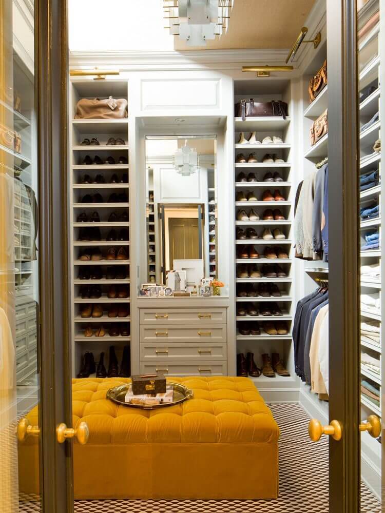 16.-men-walk-in-closet-behind-transparent-doors
