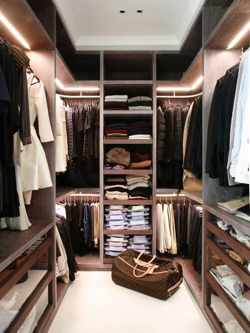 23.-bold-looking-closet-in-dark-tones