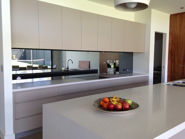 5.-Mirror-kitchen-backsplash-Pinterest.com_