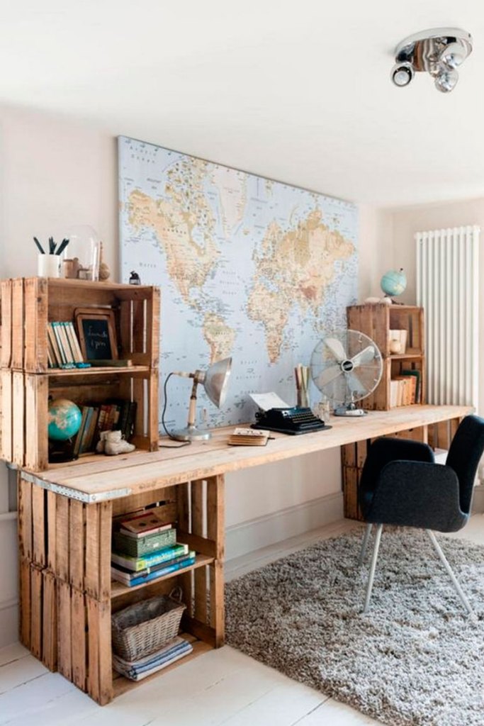 06-world-traveler-wooden-work-desk-pallet-furniture-ideas-homebnc