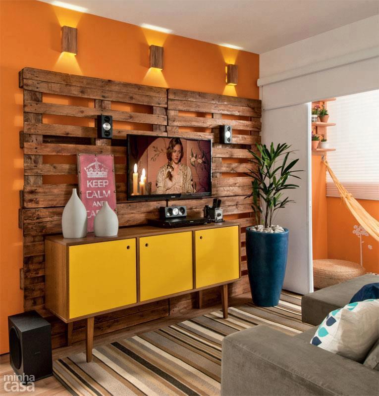 09-homemade-living-room-wall-back-splash-pallet-furniture-ideas-homebnc